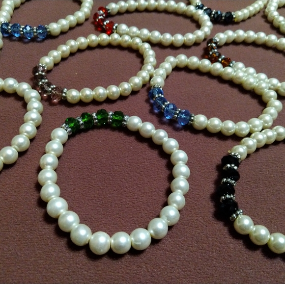 12 Pearl Bracelets with crystals. - Picture 3 of 5